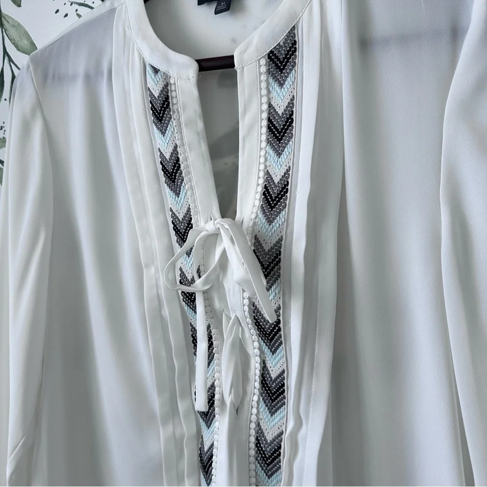 The Limited Lace Up Front Tie Blouse. White. Size M. - Picture 3 of 8